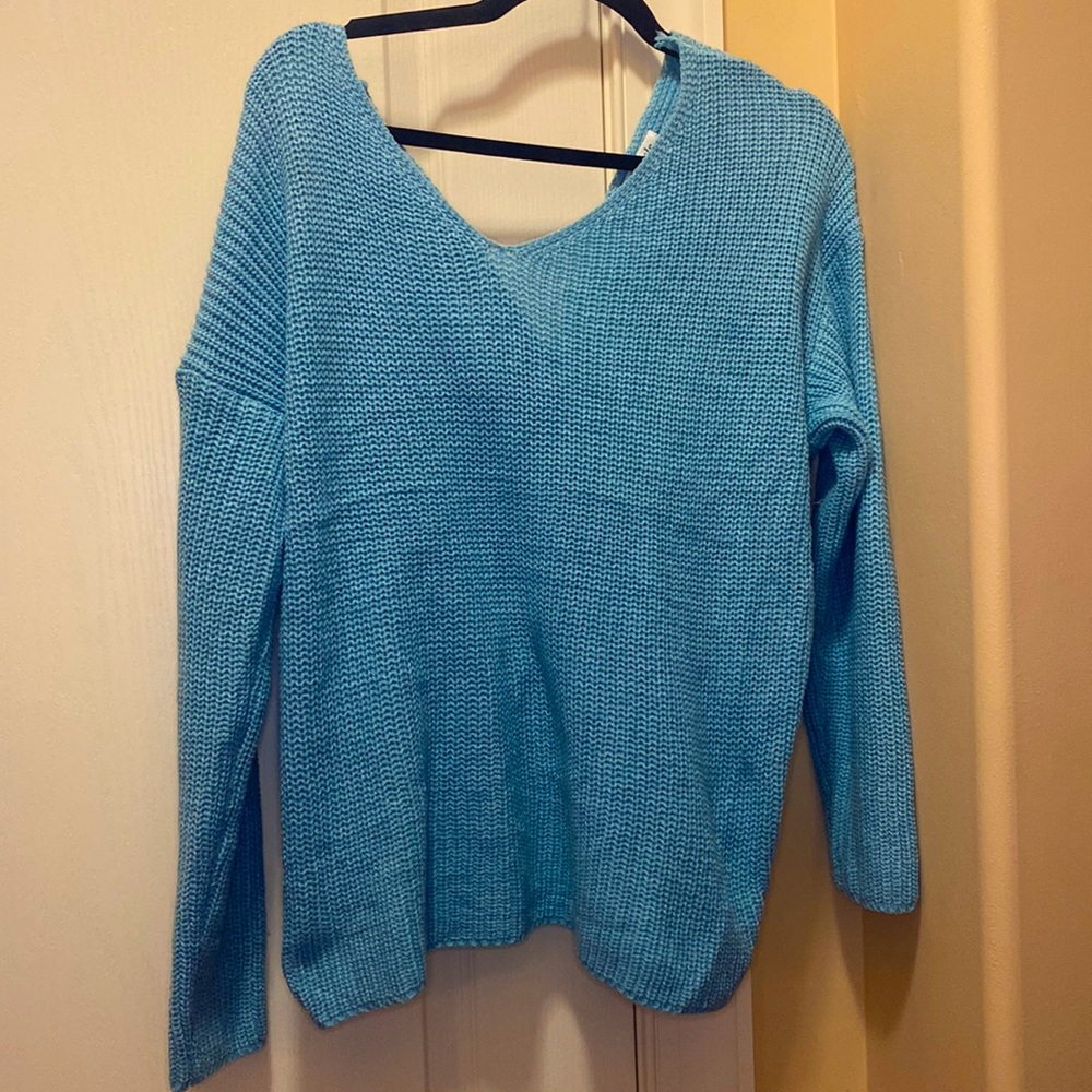 Pretty blue sweater with a twisted back